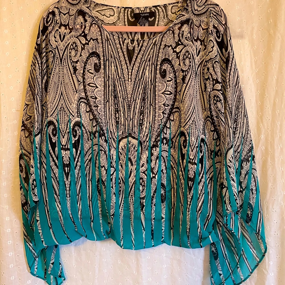 🟢💙🖤Breezy Patterned Top with Matching Tank Top Attached at the Bottom